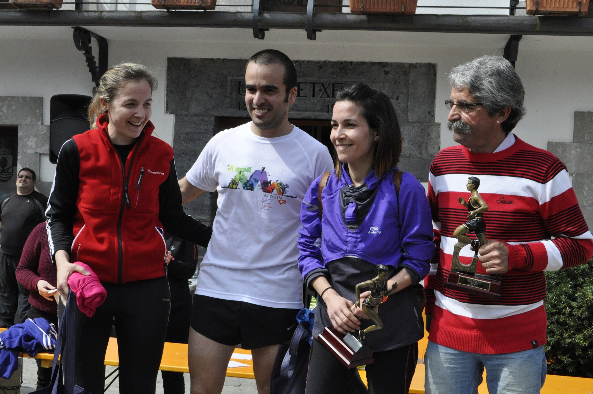 Veronica Goitia, Gorka Urtaza, Silvia Leite y el padre de Unai Señorán, con los premios logrados. 
