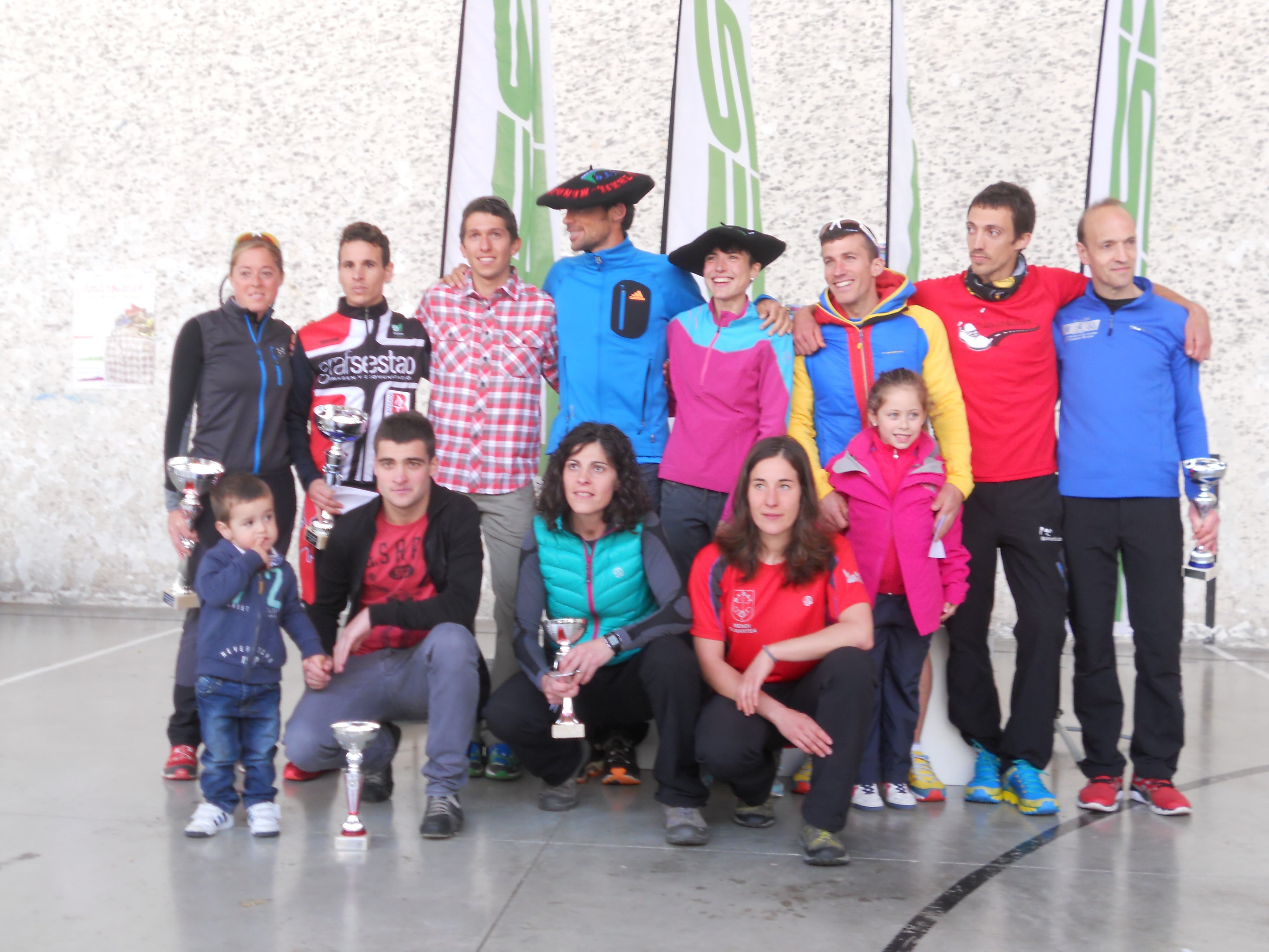 Los ganadores de la prueba tras recibir sus trofeos. 