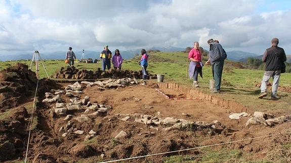 Varios de los miembros de la excavación, junto a uno de los círculos de Larte, el pasado noviembre