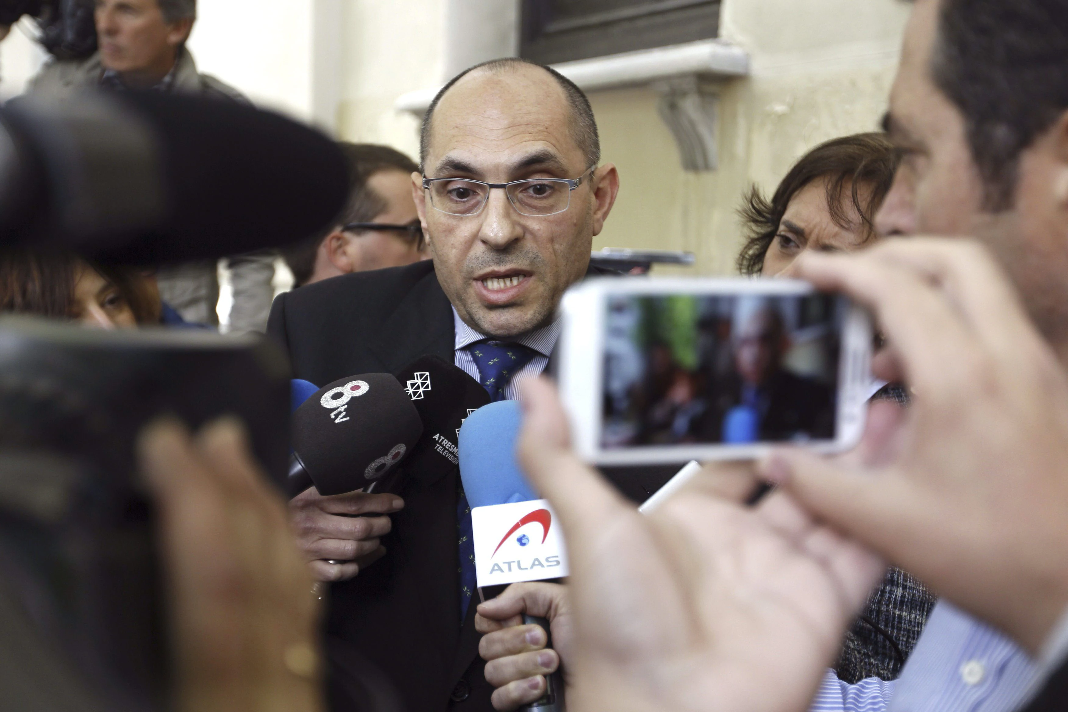El magistrado Elpidio José Silva conversa con los periodistas a su salida del Tribunal Superior de Justicia de Madrid. | 