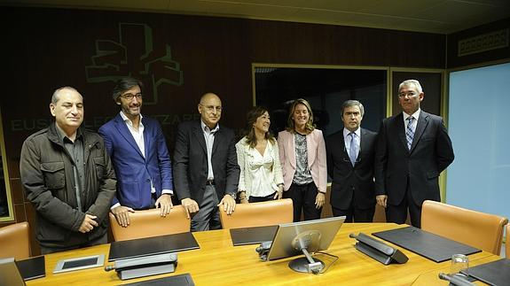 Representantes de PSE, PP y PNV, en el acuerdo fiscal y económico firmado en septiembre de 2013. 