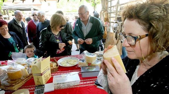 Los visitantes pudieron oler y saborear los 22 quesos de Denominación de Origen Idiazabal que se presentaban al concurso popular. 