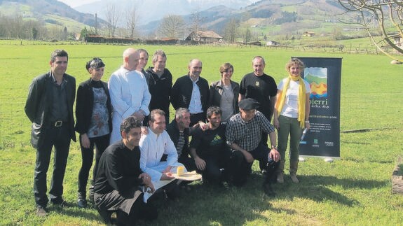  En la puesta de largo de la GR-283, que aúna deporte, naturaleza, gastronomía..., participaron representantes institucionales, pastores, deportistas y cocineros