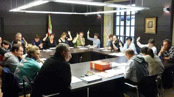  Los corporativos en la sesión celebrada a última hora de la tarde del martes en el Palacio Arizabalo. 