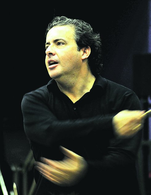 Juanjo Mena, en cuatro momentos de un ensayo con la Filarmónica de la BBC.