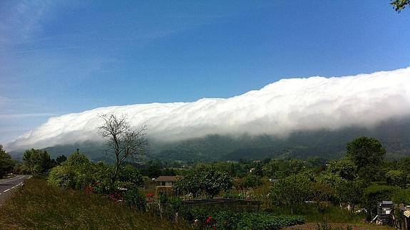 Masa de nubes entrando sobre Jaizkibel a última hora de esta mañana.