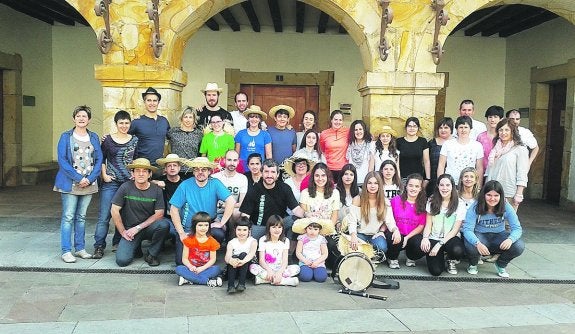 Cuadrilla de dantzaris. A punto de iniciar el baile ayer, desde la plaza Euskal Herria.