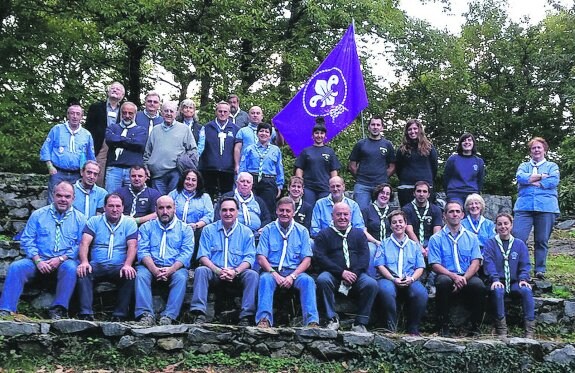 El grupo de scouts y guías  'Pañoletas blancas' está integrado por 30 personas, desde los 20 a los más de 60 años.