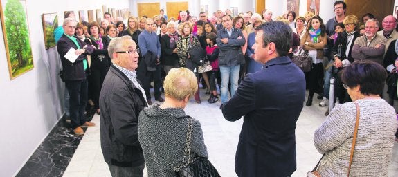 Muchos amigos. Fueron muchos los amigos de Carlos las Heras que quisieron asistir a la inauguración de la exposición que recuerda al artista y a su obra.