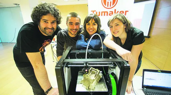 Unai Arcelus, Iñigo del Teso, Juncal Eizaguirre y Aitziber Eizaguirre, con la impresora 3D. 