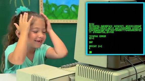 Niños de hoy ante un viejo ordenador de finales de los 70