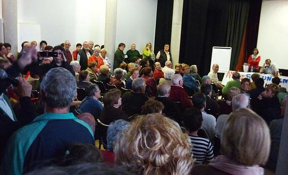 Durante el debate. La asamblea ciudadana en contra del PaP celebrada el martes. 