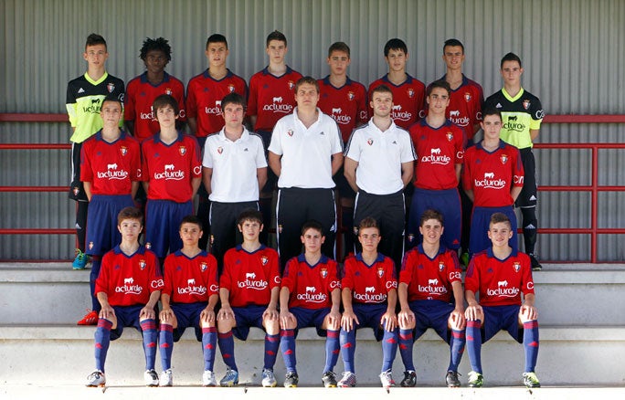 Pierre Loic Boum, segundo por la izquierda de la fila superior, posa con el resto del plantel del equipo cadete B. 