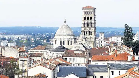 La cúpula de estilo bizantino y la torre románica de Saint Pièrre emergen entre los tejados de Angoulême. 