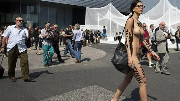 Una artista desnuda sorprende a todo Basilea