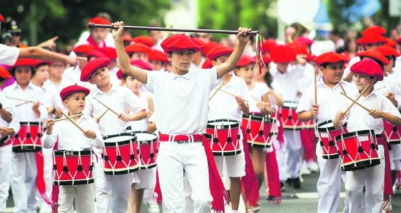 Niños y niñas desfilaron dentro de la tamborrada infantil de San Juan que organiza Santiagoko Deabruak.