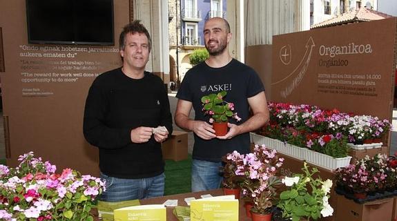Igor Eguren y Azeari Andonegi, con las plantas que repartieron ayer en Ordizia. 