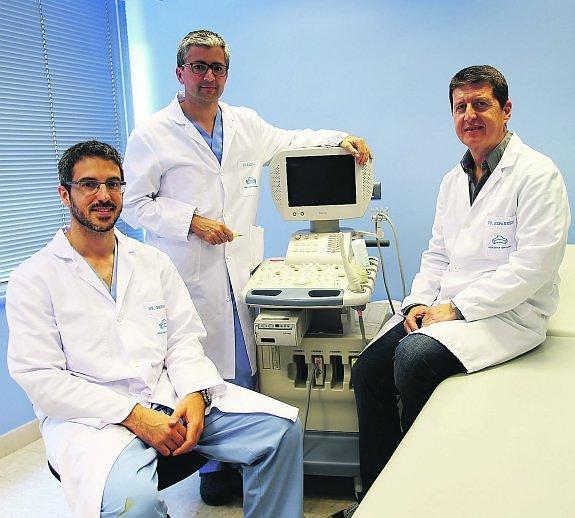 Los médicos Goikoetxea, Madina y Azparren, de Policlínica.
