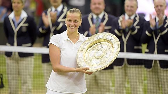 Kvitova posa con el trofeo de campeona de Wimbledon. 