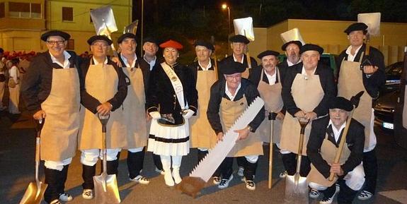 Gazte Eguna. Aunque lo intentó, la lluvia no consiguió aguar el día dedicado a los jóvenes en los Sanfermines de Pasai Antxo.