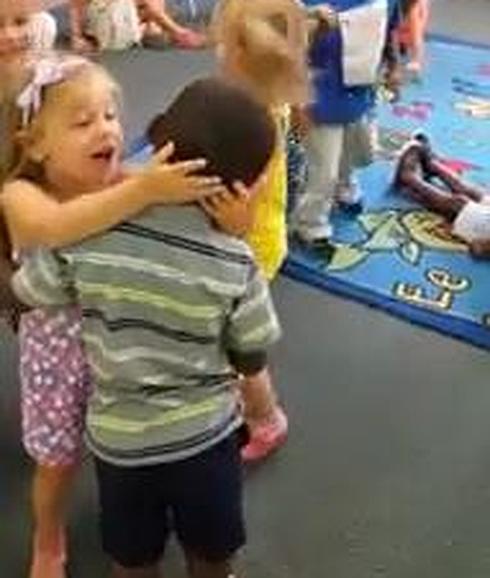 Los niños sí saben abrazar