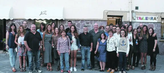 Gran animación. Muchos amigos de Dorleta y de la familia Díaz-Alza se dieron cita en la nueva 'Lilixi', que ha inaugurado sus instalaciones.
