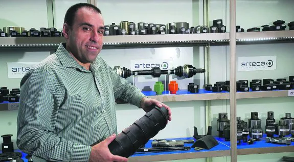 Alfredo Sanz muestra una de las piezas que fabrican en Arteca Caucho-Metal S.A., empresa ubicada en Villabona.