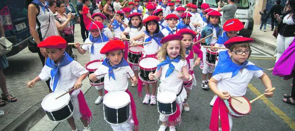 Jóvenes tambores. La tamborrada infantil sigue siendo un auténtico lujo en las fiestas de Lapize y Elitxu. Que no falte nunca. 