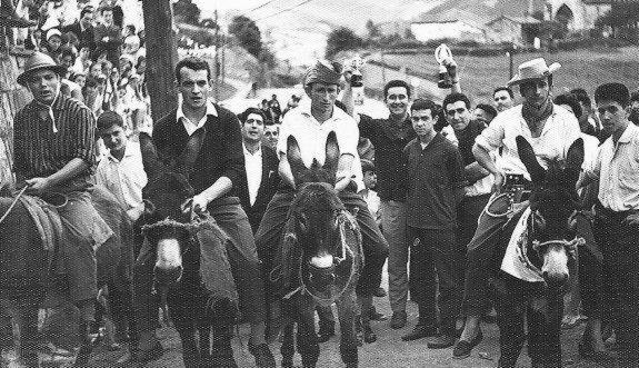 Al galope. Las carreras de burros también tuvieron su peso en las fiestas con las que los vecinos de Sigma celebraban el día de Santiago. 