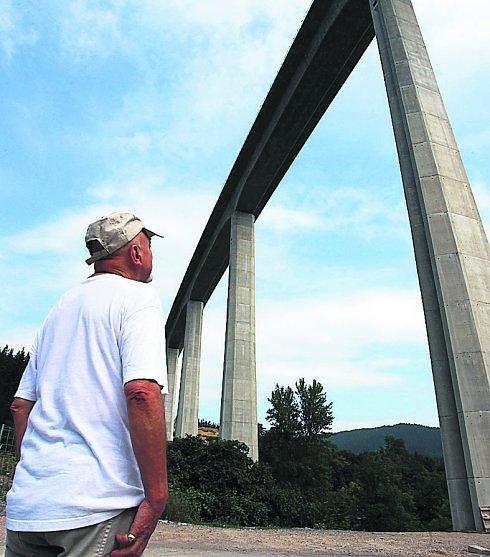 Una persona observa los pilares, de 91 metros de altura.