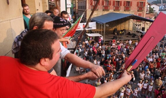 Los jugadores de balonmano de Donibane, veteranos y actuales, protagonizaron el chupiazo desde el balcón del antiguo Ayuntamiento. 