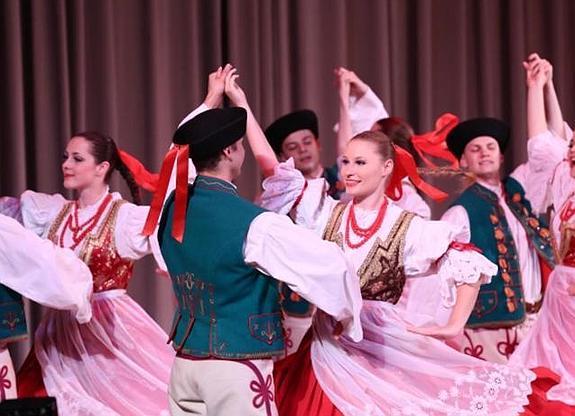 Danzas. El grupo polaco, con sus originales trajes, en una reciente actuación.
