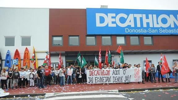 Concentración frente al Decathlon de Donostia-San Sebastián. 