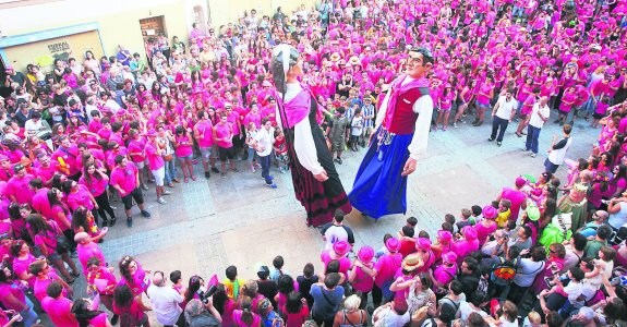 Las cuadrillas protagonizaron uno de los días más concurridos de las fiestas de este año, congregando a más de 1.300 comensales.