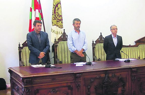 El pleno arrancó con un minuto de silencio por Borja Jauregui.