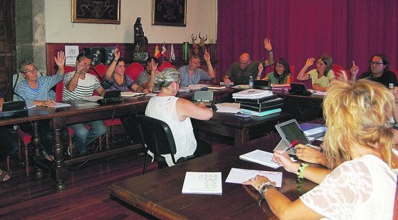 La abstención de EH Bildu y Azkoitia Bai impidió la moción de la Plataforma contra el PaP pidiendo una consulta popular.