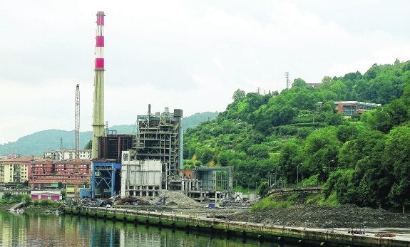 La terminal de contenedores se ubicará en la superficie que ocupa la central térmica de Donibane, cuyo desmontaje se iniciará en diciembre.