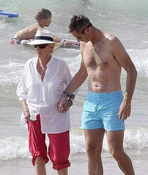 Iñaki Urdangarin pasea de la mano con su madre por la playa en Bidart 