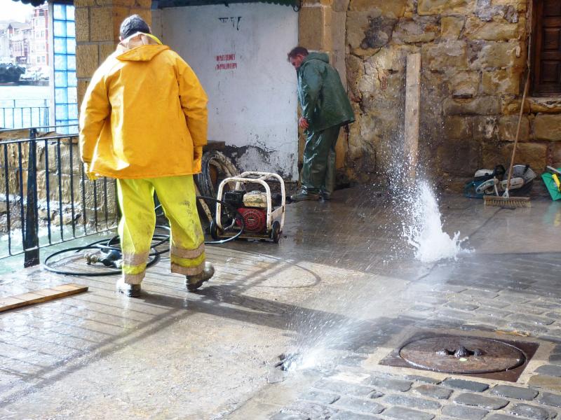 Limpieza. Operarios trabajando en San Juan. 