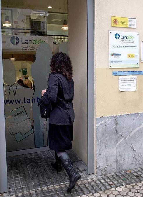 Una mujer accede a la oficina de Lanbide del barrio donostiarra de Gros.