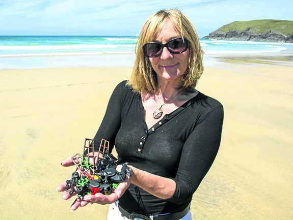 La escritora Tracey Williams posa con piezas encontradas en la playa. 