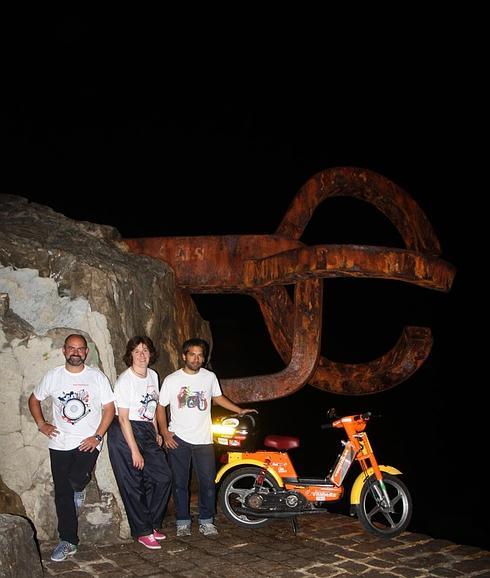 Oscar, Kenia, Víctor y la 'Correcaminos' posan junto a la escultura de Chillida.
