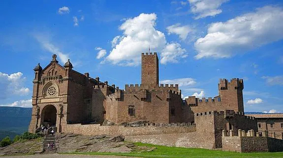 El Castillo de Javier se erige sobre la roca viva. 