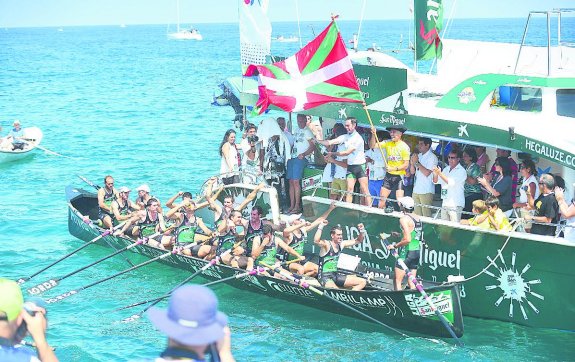Kaiku celebra en aguas de Zarautz la victoria en la regata del año pasado.
