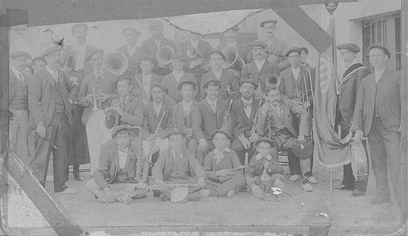 Componentes de la banda de música Ordizia, hacia 1900. 