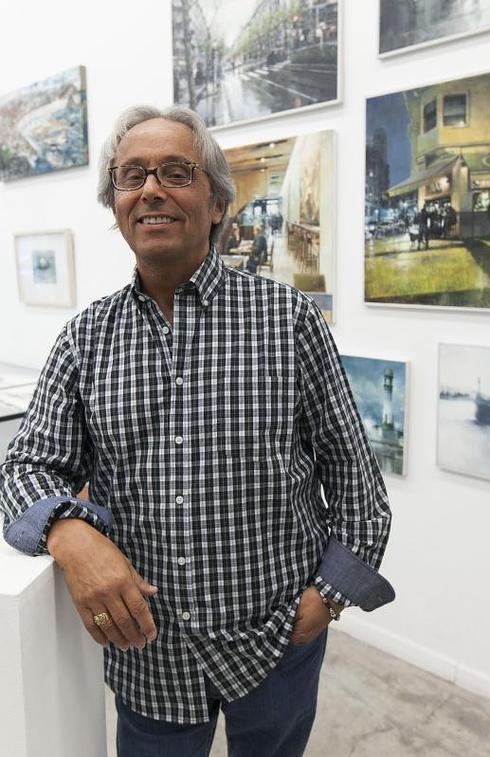 El artista italiano Osvaldo Sabene posa delante de sus obras. 