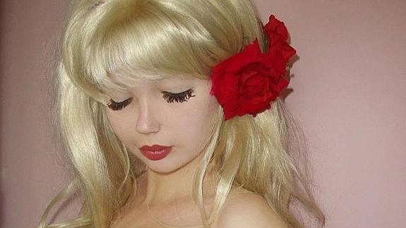 A la Barbie humana le sale competencia: una nueva muñeca viviente