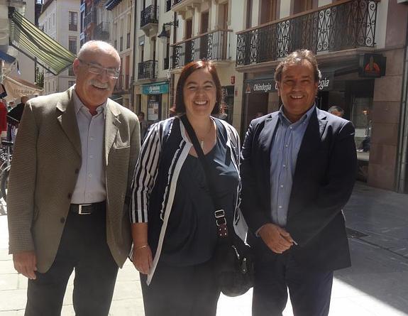 Antonio Jansá junto a la concejala Karmele Alberdi y el alcalde Juan Luis Illarramendi. 