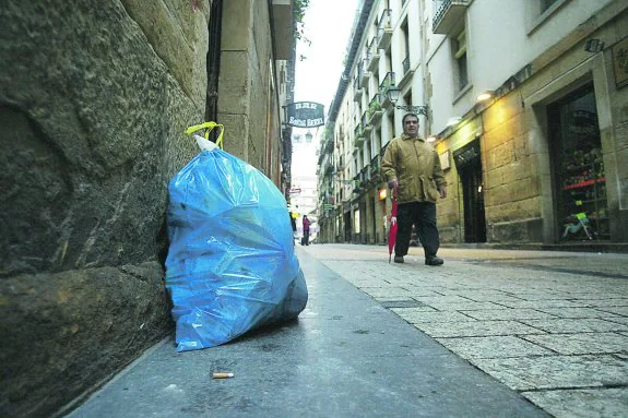 Una bolsa de basura colocada en plena calle Fermín Calbetón.