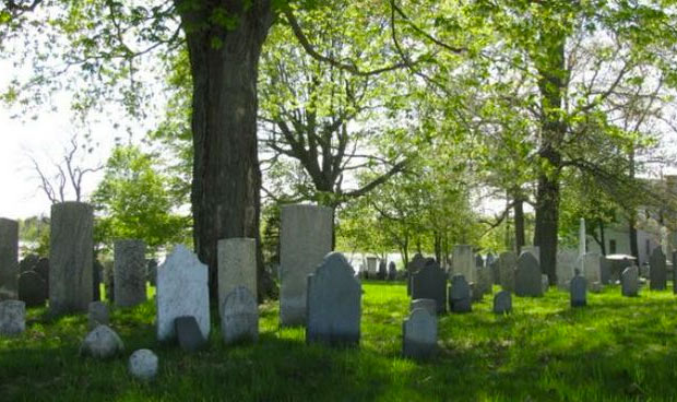 Detenido por hacerse pasar por un fantasma en el cementerio